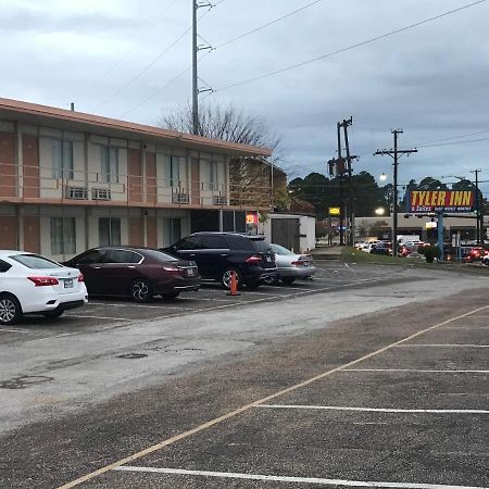 Tyler Inn & Suites Экстерьер фото