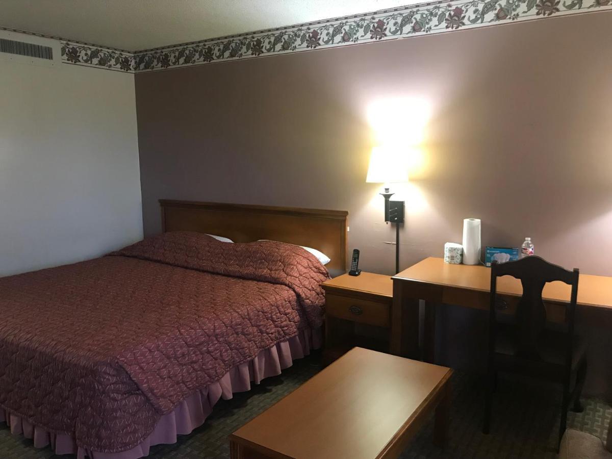 Tyler Inn & Suites Экстерьер фото
